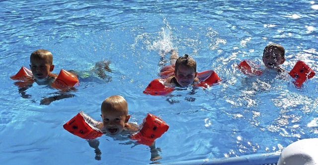 Das Sthlinger Schwimmbad war in diese...ller Einschrnkungen, ein Riesenspa.   | Foto:  