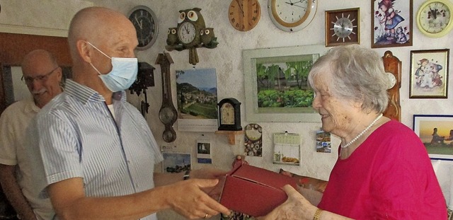 Die Uhren zeigen fnf vor zwlf: Gratulation fr Olga Wolter zum 90.  | Foto: Manfred Lange
