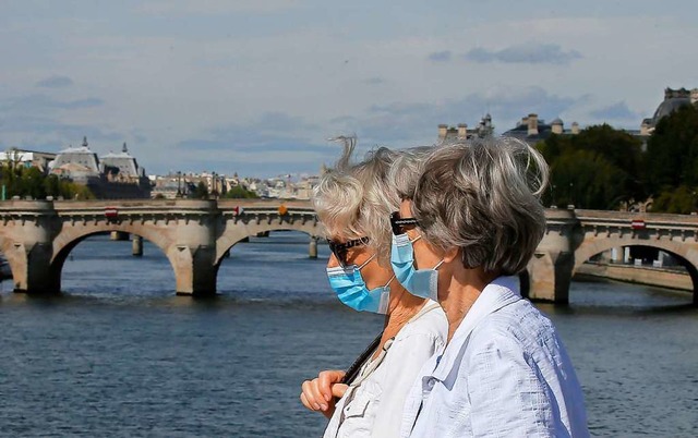 In Paris gilt Maskenpflicht auch im Freien.  | Foto: Michel Euler (dpa)