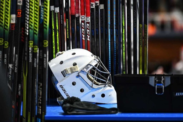 Wann kommen   Torhtermaske und Schlger im Eishockey wieder zum Einsatz?  | Foto: Patrick Seeger