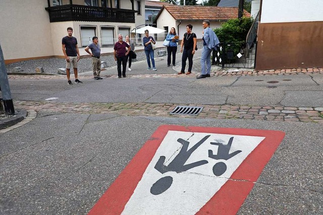 Oberbrgermeister Markus Ibert und der... beim Rundgang in der Alten Bergstrae  | Foto: Christoph Breithaupt