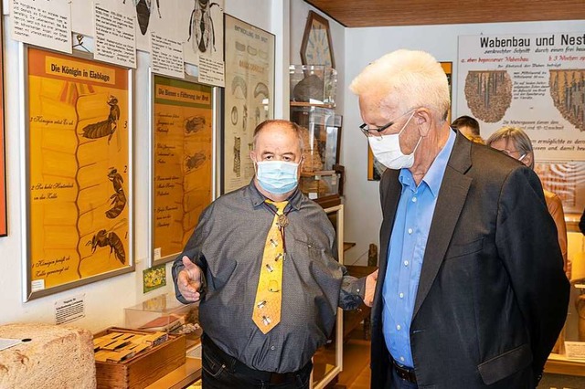 Ministerprsident Kretschmann mit Karl... des Bienenkundemuseums in Mnstertal.  | Foto: Jana Hoeffner