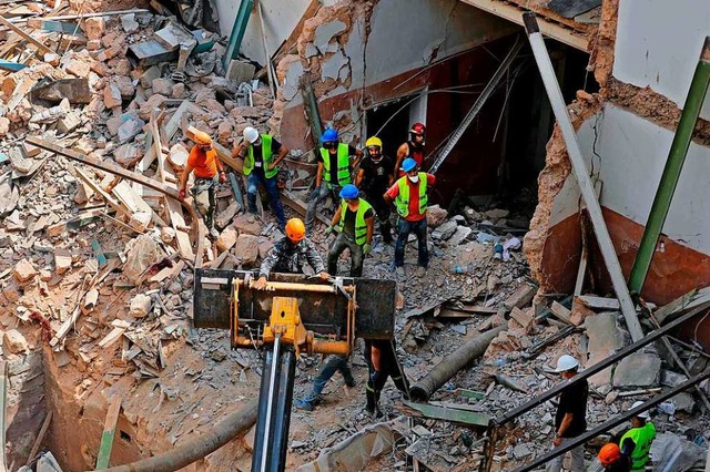 Rettungshelfer suchen in Libanons Haup...Hauses weiter nach einem berlebenden.  | Foto: JOSEPH EID (AFP)