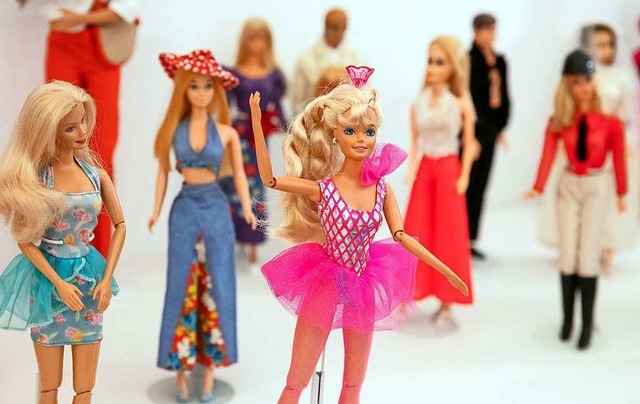 Verschiedene Barbie-Puppen bei der Aus...y girl - Barbie macht Karriere“.  | Foto: Christoph Schmidt (dpa)