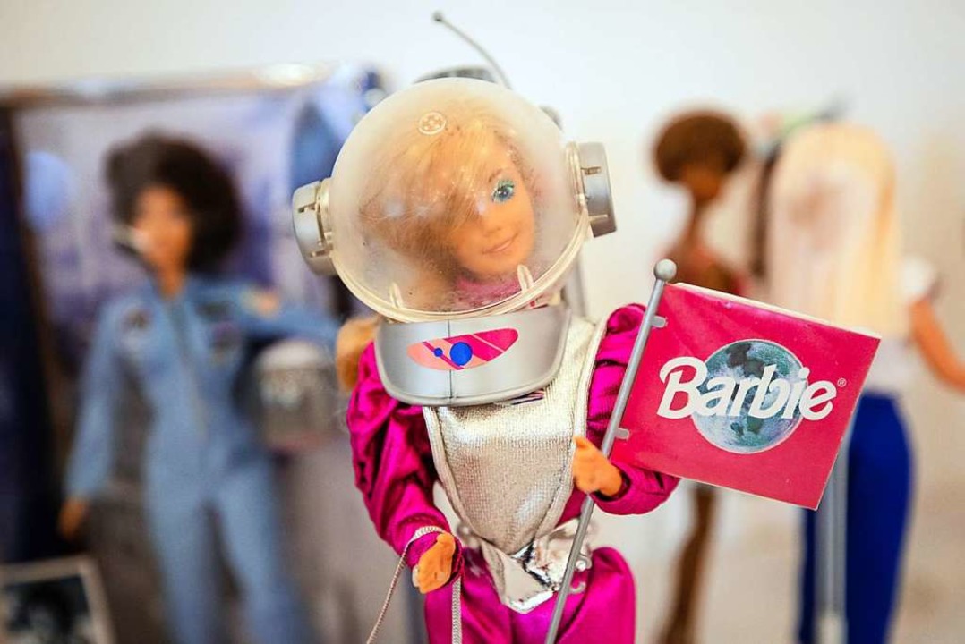 Verschiedene Barbie-Puppen bei der Aus...y girl - Barbie macht Karriere&#8220;.  | Foto: Christoph Schmidt (dpa)