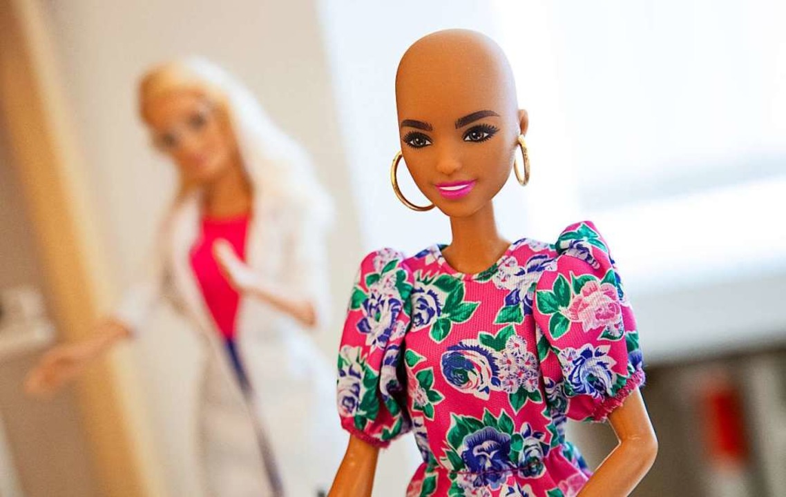 Verschiedene Barbie-Puppen bei der Aus...y girl - Barbie macht Karriere&#8220;.  | Foto: Christoph Schmidt (dpa)