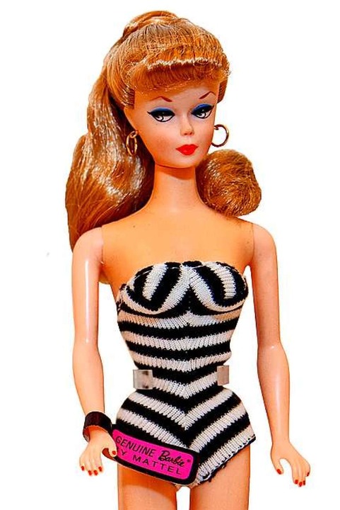 So sah die erste Barbie-Puppe aus, die 1959 auf den Markt kam.  | Foto: Christoph Schmidt (dpa)