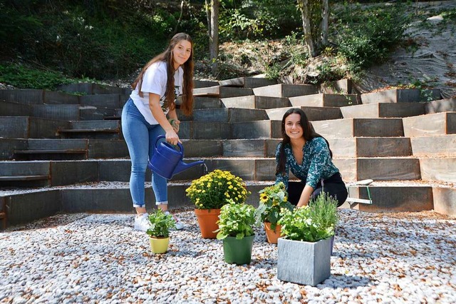 Linda Kpfer (links) und Emma Kpfer b...er auf die Sitzstufen am Sunnebuggele.  | Foto: Horatio Gollin