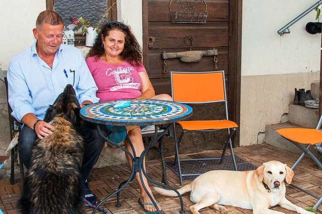 Michael Tiemann und Sandra Maurer-Tiemann mit ihren Hunden  | Foto: Olaf Michel