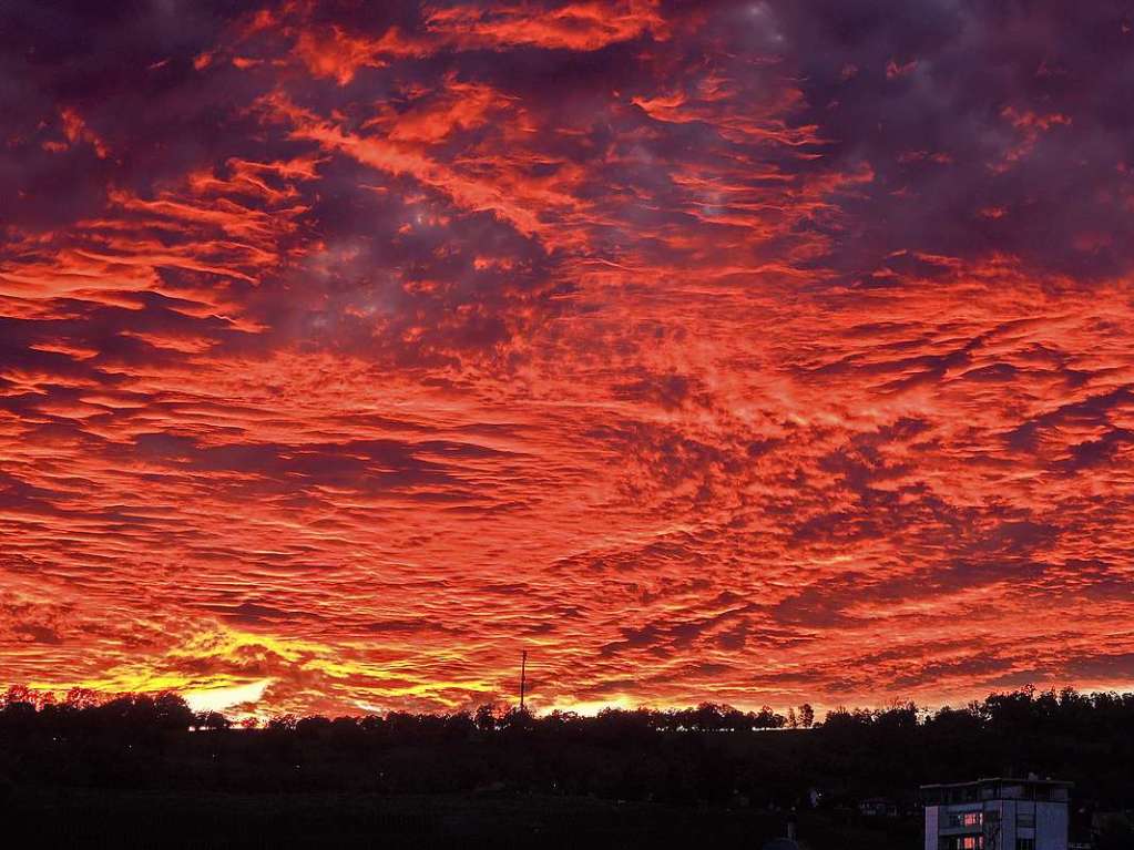 Einen schaurig-schnen Abendhimmel ber dem Tllinger Berg fotografierte Hansrudolf Alpstg.