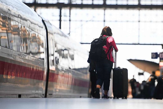 Um wieder mehr junge Leute zum Bahnfah...8222;Super Sparpreis Young&#8220; ein.  | Foto: Arne Dedert (dpa)