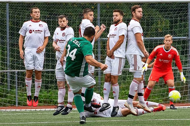 Lchrige  Schnauer Defensive: der Ex-Schnauer Kevin Wei beim Freisto  | Foto: KREIENKAMP