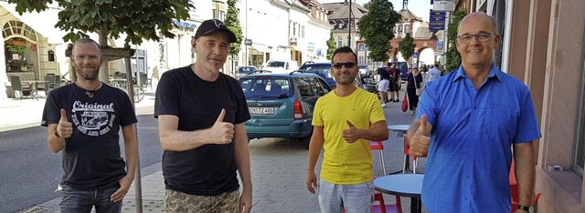 Martin Fischer (von links), Matthias A...o-Spende fr die BZ-Weihnachtsaktion.   | Foto: Gerhard Walser