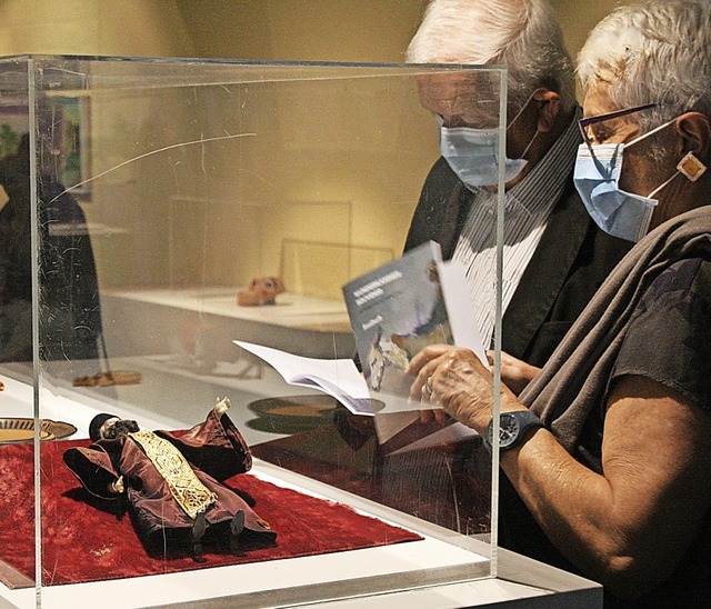 Besucher vor der Vitrine mit der Puppe eines orthodoxen Priesters  | Foto: Peter Schtz