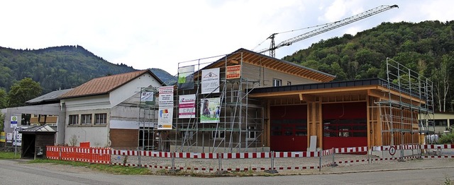 Der Bau des neuen Feuerwehrgertehause...ran. Weitere Arbeiten wurden vergeben.  | Foto: Manuel Hunn