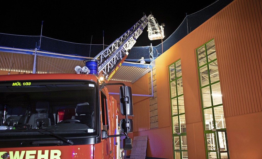 Baumarktdach in Flammen - Müllheim - Badische Zeitung