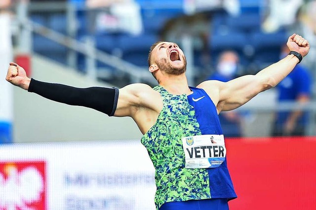 Johannes Vetter freut sich ber seinen...Platz zwei der ewigen Weltbestenliste.  | Foto: LUKASZ SZELAG (AFP)