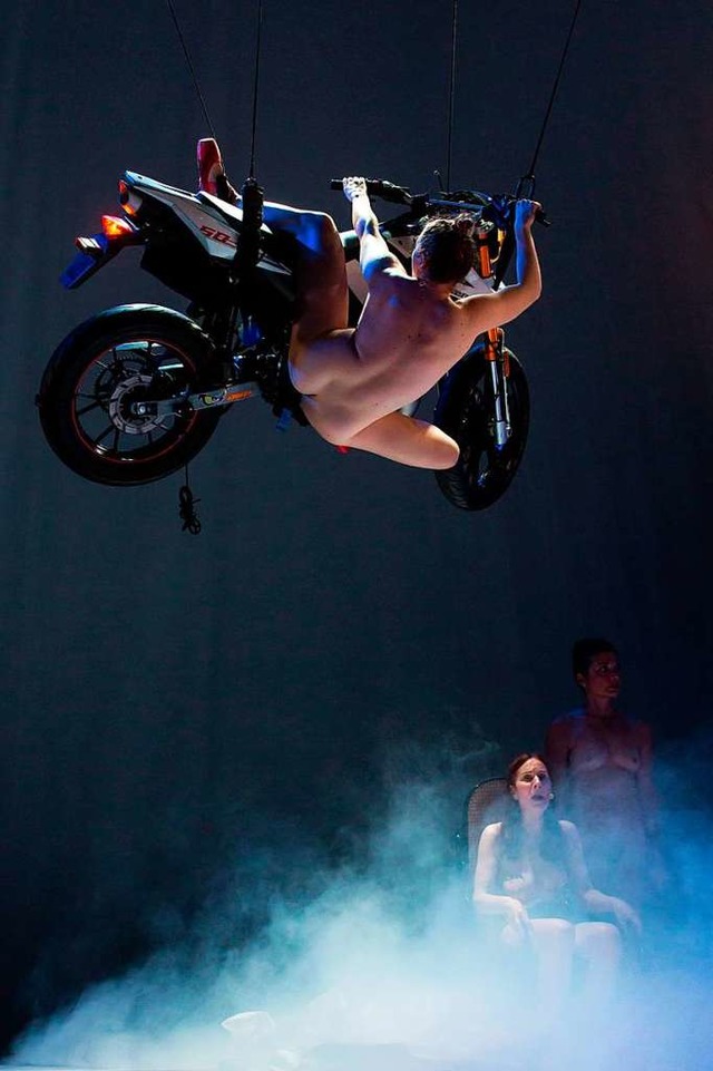Nackt und luftig mit Motorrad: Tanzperformance von Florentina Holzinger  | Foto: Nada gank