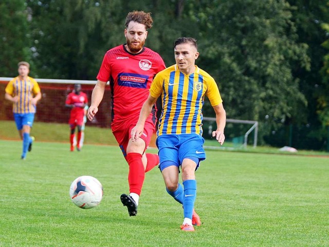 Vorfahrt im Streifentrikot: Nelson Jackl vom FC Singen.  | Foto: Dieter Reinhardt