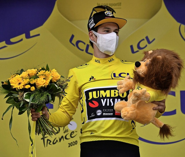 Ex-Skispringer Primoz Roglic prsentie...Maske und Maskottchen im Gelben Trikot  | Foto: MARCO BERTORELLO (AFP)