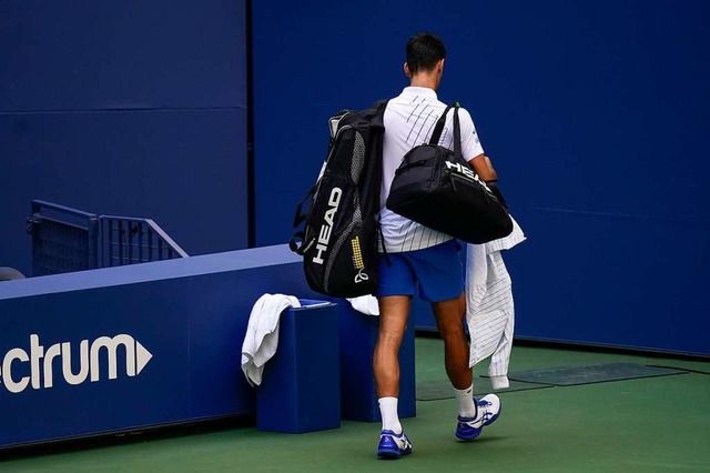 Die Nummer 1 geht vom Platz: Novak Djokovic nach seiner Disqualifikation.  | Foto: Seth Wenig (dpa)