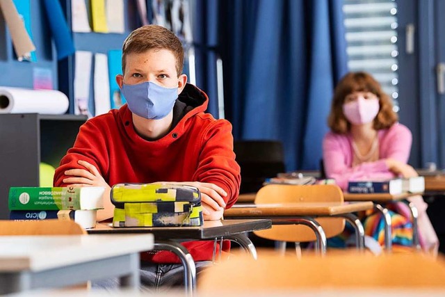 Schlerinnen und Schler ab der fnfte... in Bayern im Unterricht Maske tragen.  | Foto: Sven Hoppe (dpa)