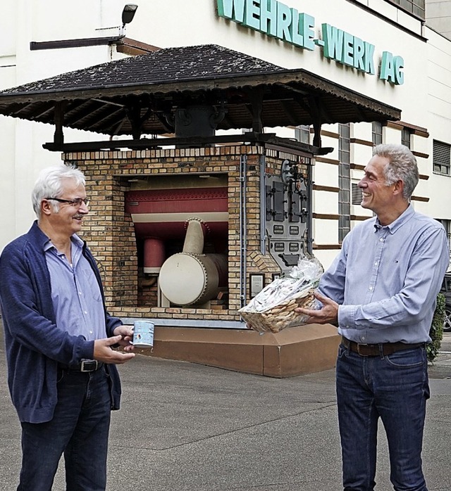 Wolfgang Schumacher  gratuliert Herman...links) zum 50-jhrigen Firmenjubilum.  | Foto: Wehrle-Werk