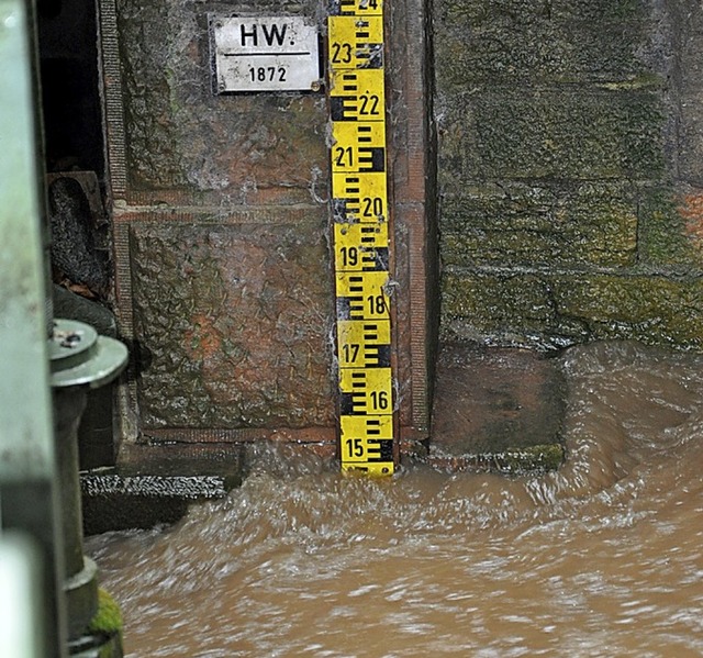 Hochwasserpegel 2013 an der Decker-Brcke: 1872 war&#8217;s schlimmer.  | Foto: Rainer Ruther