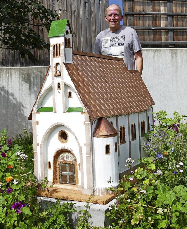 Hermann Ngele mit seinem Modell der W..., an dem er 150 Tage lang gebaut hat.   | Foto: Martin Wunderle