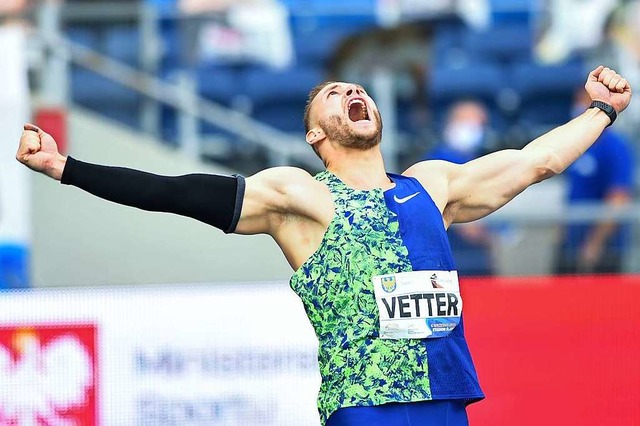 Johannes Vetter jubelt.  | Foto: LUKASZ SZELAG (AFP)