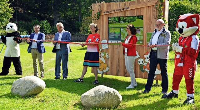 Gemeinsam mit Panda und Fchsle erffn...n Wildnis-Erlebnispfad ganz offiziell.  | Foto: Gerhard Lck