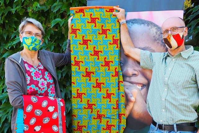 Andrea und Armin Wikmann mit ihren ihr...aus bunten Stoffen aus Kenia fertigen.  | Foto: Herbert Frey