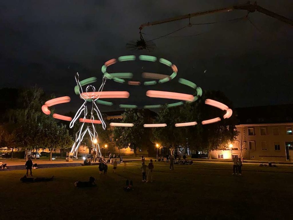 Vor der Monumentalplastik &#8222;Freih...tiert Roths Raumklang-Licht-Kunstwerk.  | Foto: Helmut Seller