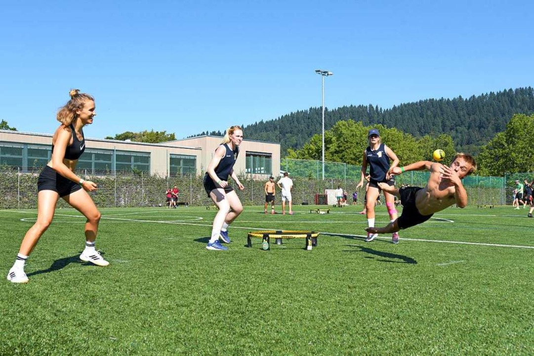 Spikeball wird um ein rundes Netz und ...inem mit Luft gefllten Ball gespielt.  | Foto: David Pister
