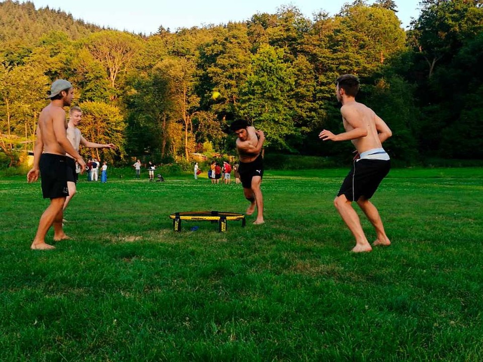 Gerade im Sommer sieht man viele Mensc...en Freiburger Parks Spikeball spielen.  | Foto: David Pister