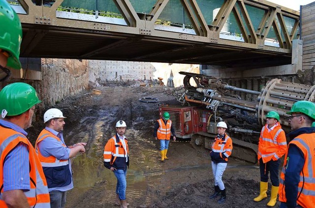 Tunnelbauleiter Michael Drumbl und Arg...ischen hohe, gesicherte Anschlagswand.  | Foto: Nikolaus Bayer
