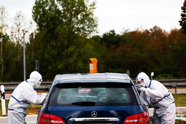 Rckkehrer im Auto knnen sich unter a...Ost auf das Coronavirus testen lassen.  | Foto: Philipp von Ditfurth (dpa)