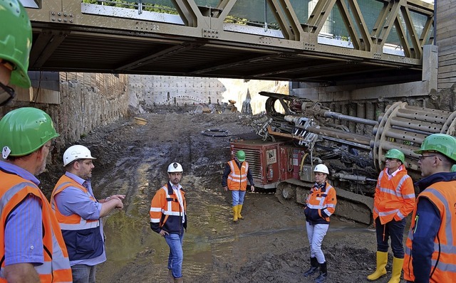 Tunnelbauleiter Michael Drumbl und Arg...hen hohe und gesicherte Anschlagswand.  | Foto: Nikolaus Bayer