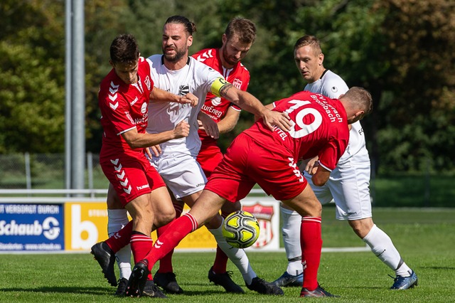 Gedrnge im Grtt: Der FVLB (in rot) u...nger bekmpften sich ber 90 Minuten.   | Foto: KREIENKAMP