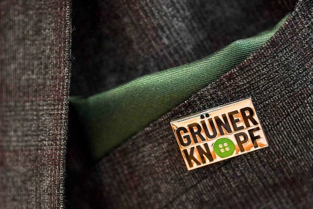 Das Textil-Label &#8222;Grner Knopf&#...ernehmen mssen nicht danach arbeiten.  | Foto: Britta Pedersen (dpa)