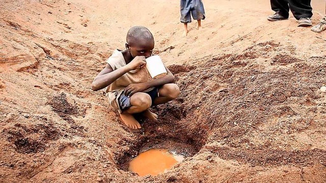 Kinder mssen Trinkwasserquellen suche...as ungefilterte, oft verkeimte Wasser.  | Foto: Privat