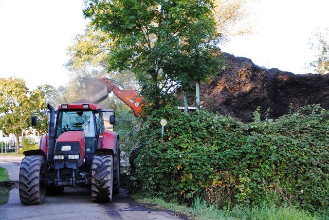 Teile des Holz-und Erdhaufens werden a...n Schlepper geladen um sie umzulagern.  | Foto: Manfred Frietsch