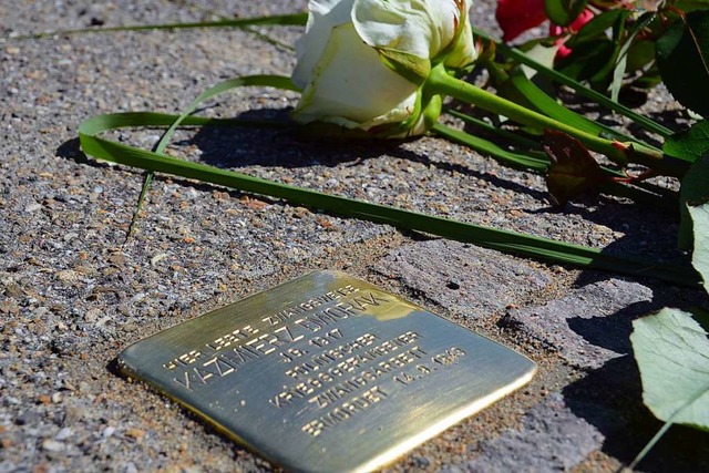 Einmal jhrlich legen Denzlinger Blume...ie an Opfer des Nazi-Terrors erinnern.  | Foto: Max Schuler