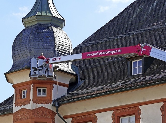 Schadhafte Stellen am Dach des Schloss...n derzeit in luftiger Hhe repariert.   | Foto: Juliane Khnemund