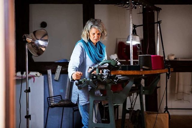 Uschi Grieb an ihrer Strickmaschine.  | Foto: JOSS ANDRES