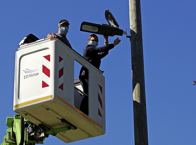 Hoch hinaus: Brgermeister Alexander S...mgersteten Straenlaterne in Bernau.   | Foto: Claudia Renk