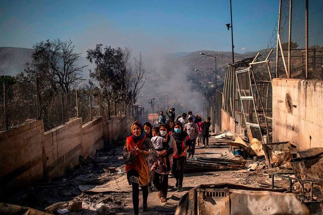 Tausende von Flchtlingen auf der grie...n Insel Lesbos haben kein Obdach mehr.  | Foto: ANGELOS TZORTZINIS (AFP)