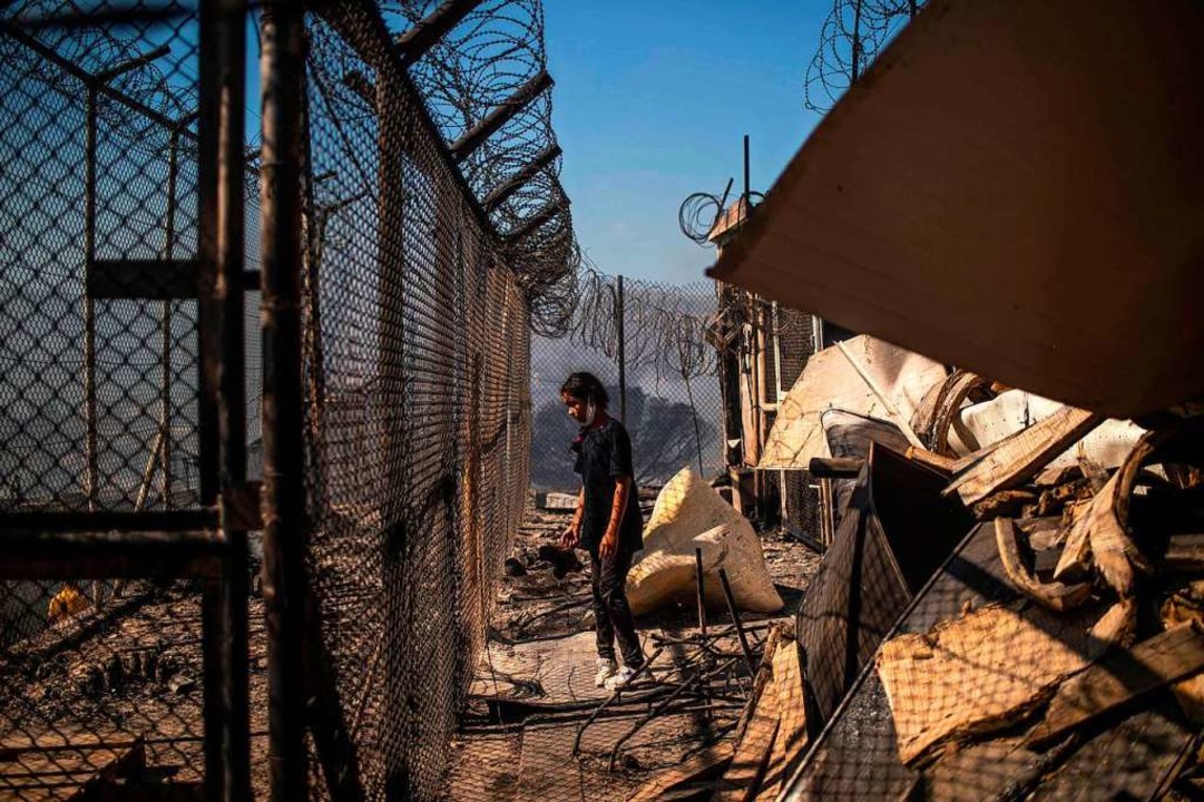 Tausende von Flüchtlingen auf der grie...n Insel Lesbos haben kein Obdach mehr.  | Foto: ANGELOS TZORTZINIS (AFP)