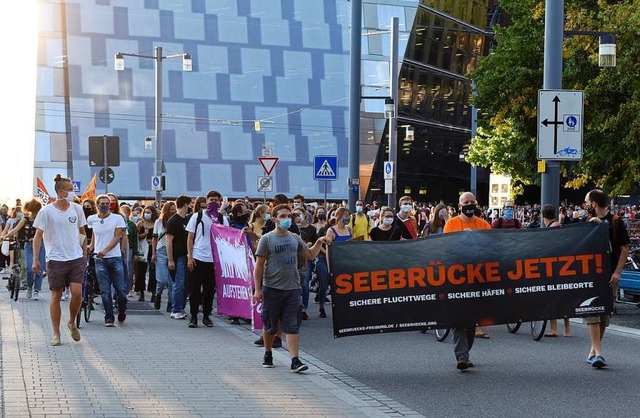Mehrere Hundert Menschen demonstrierten am Mittwochabend in der Innenstadt.  | Foto: Rita Eggstein