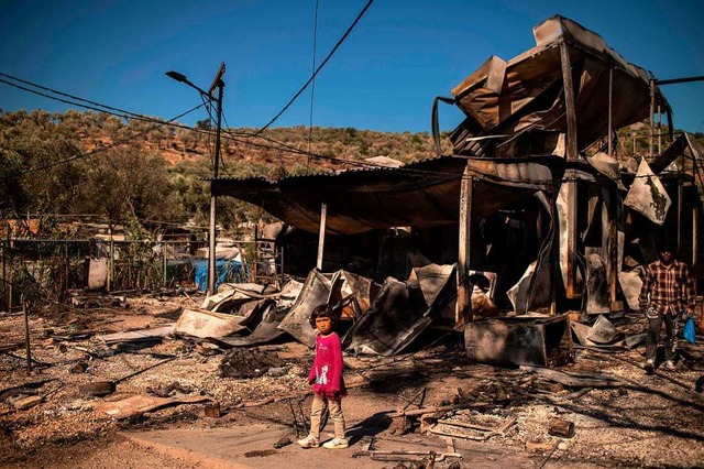 Bis zu 13.000 Geflchtete haben bei dem Brand ihr Obdach verloren.  | Foto: ANGELOS TZORTZINIS (AFP)
